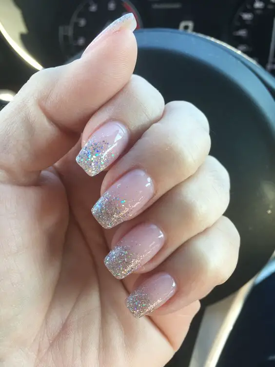 unhas com glitter simples e transparentes