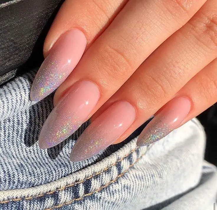 mãos com unhas postiças transparentes