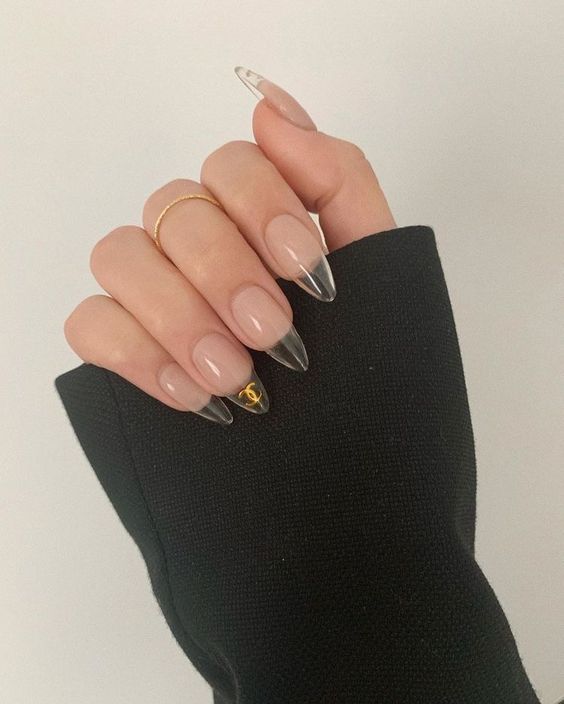 unhas naturais com pontas postiças transparentes