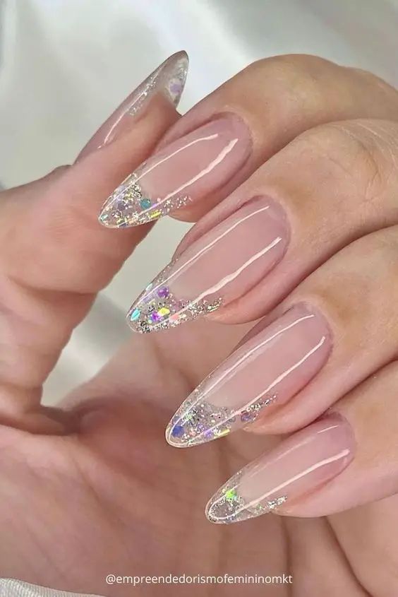 unhas transparentes com cores vívidas