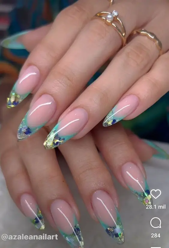 unhas azuis brilhantes e transparentes