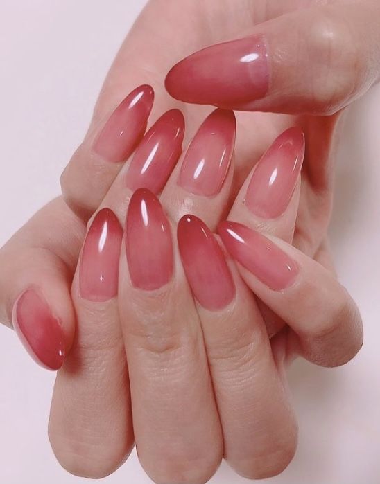 unhas transparentes vermelhas