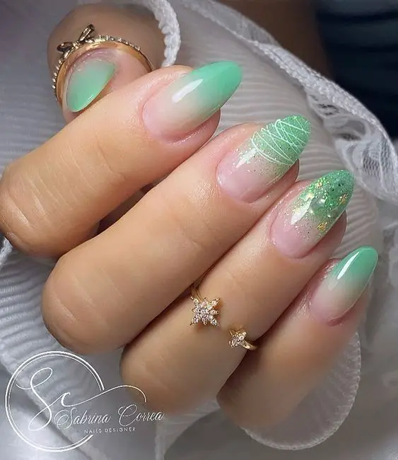 unhas transparente na cor verde água