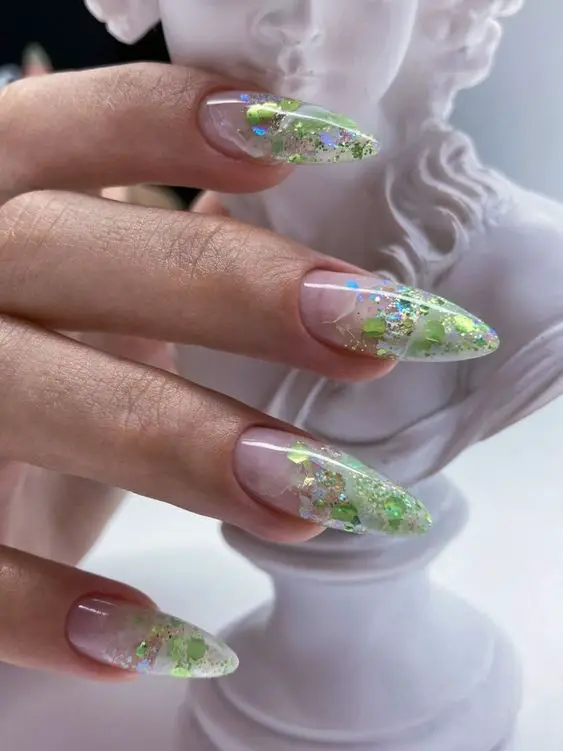 unhas transparentes com folhas verdes