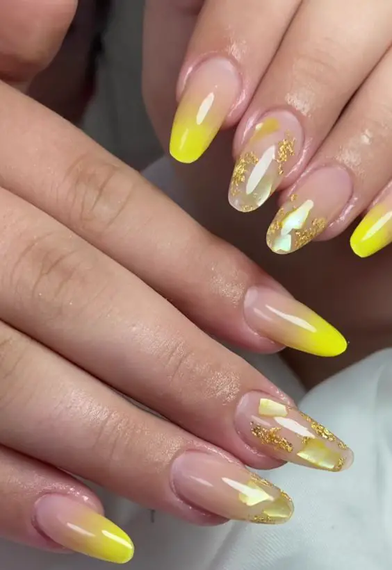 unhas amarelas com folhas de ouro