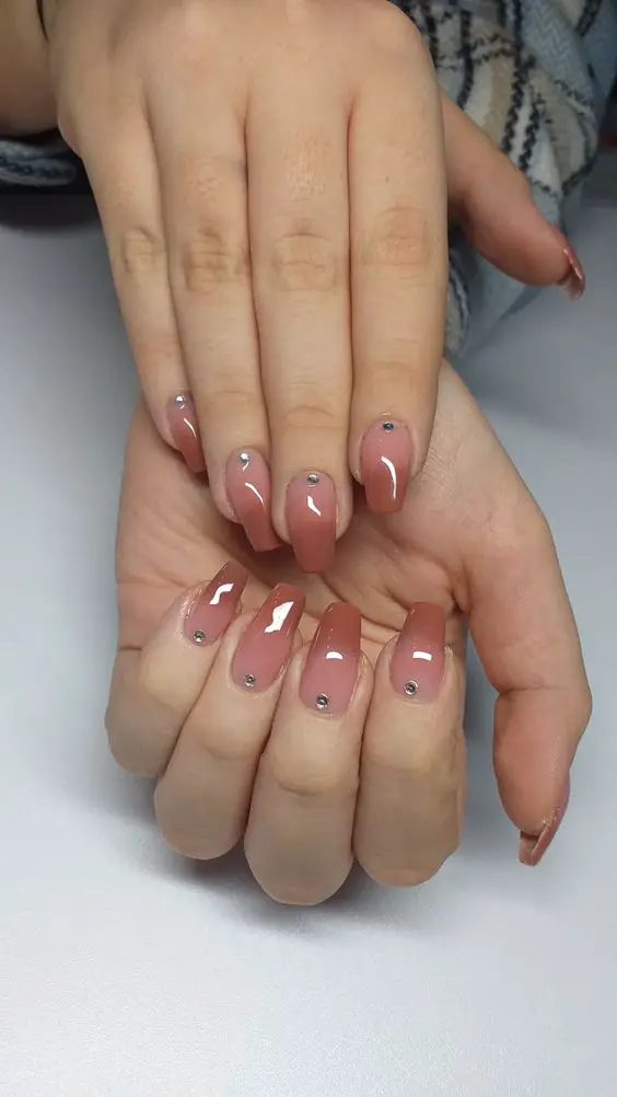 unhas ombre marrom com detalhes com pedras