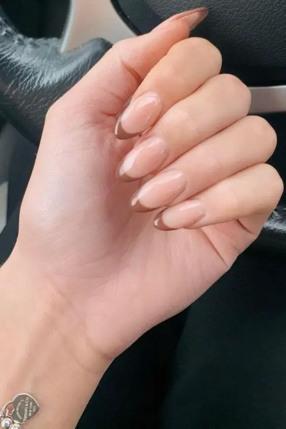 unhas com francesinha marrom e efeito transparente