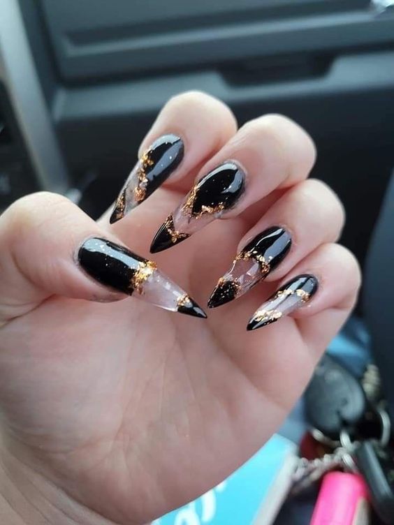 unhas pretas pontudas e transparentes