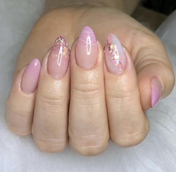 lindas unhas rosa transparentes com brilhos