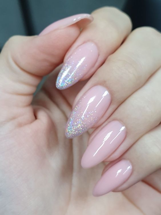 mão mostrando unhas decoradas rosa