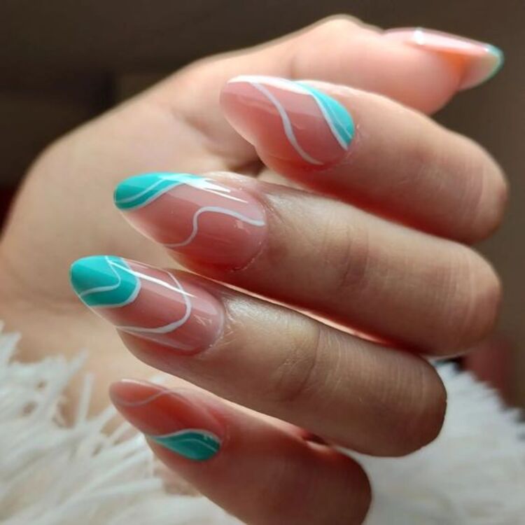 nail art com esmalte turquesa com padrões curvos brancos