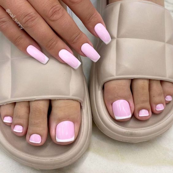 unhas dos pés cor de rosa delicada com francesinha branca