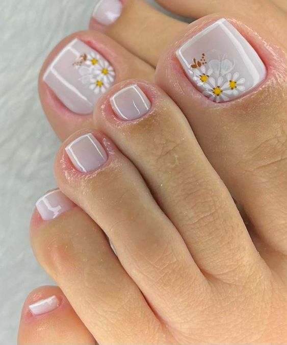 unhas dos pés com flores delicadas