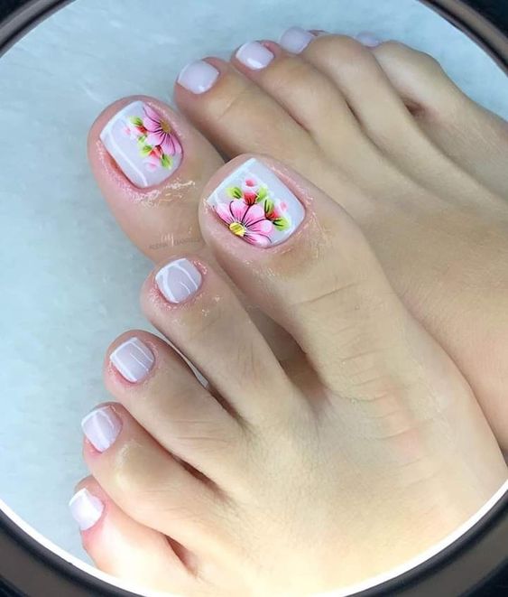 unhas dos pés com adesivos de flores