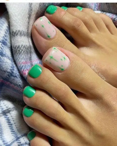 unhas dos pés verdes com desenhos de brilhos