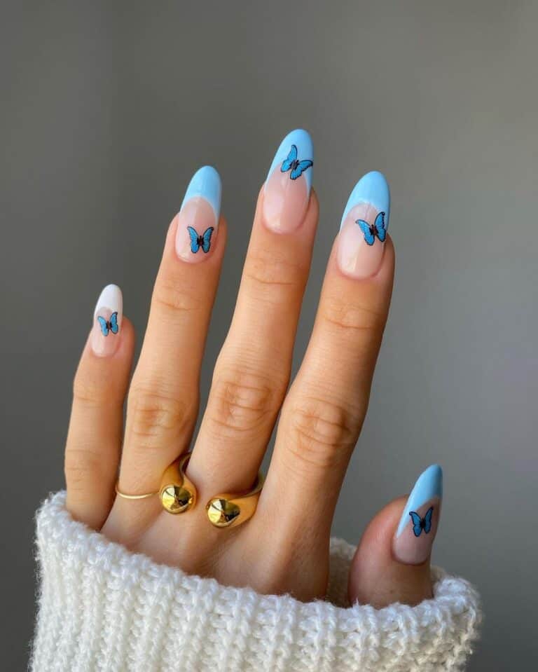 unhas decoradas de azul com desenhos de borboletas